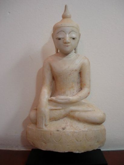 Bouddha assis en méditation, faisant le geste...
