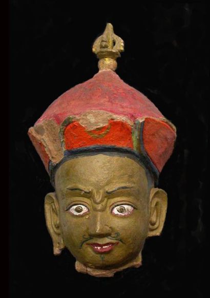 Tête de Padmasambhava. La coiffe est surmontée...