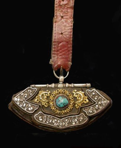 Bourse en cuir ornée de motifs en argent...