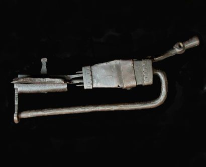 Cadenas Newar à clef horizontale. En fer....