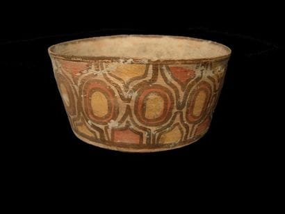Bol à décor polychrome. En terre cuite. D...