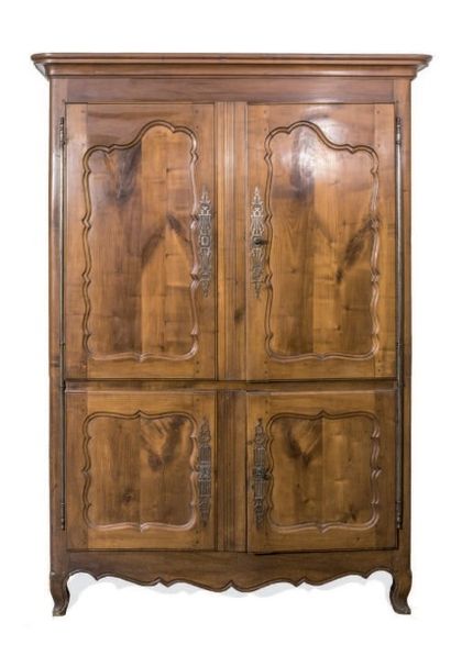 Armoire en merisier ouvrant à quatre portes,...