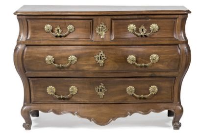 Commode galbée en acajou mouluré ouvrant...