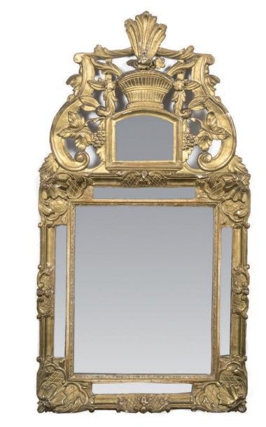 Miroir en bois sculpté et doré à parcloses...