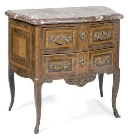 Commode de forme galbée en bois de placage...