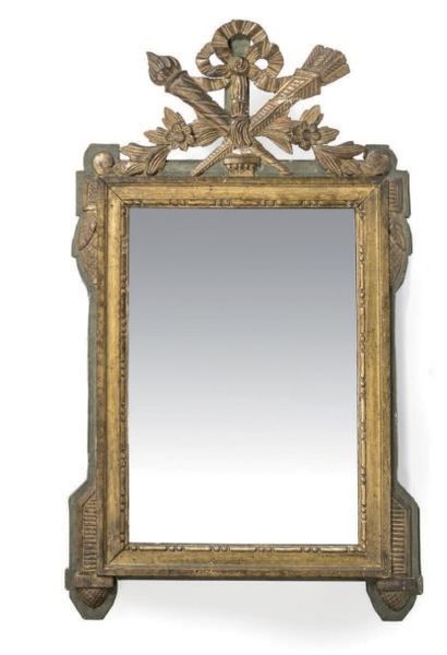 Miroir à fronton en bois laqué et doré à...