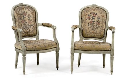 Paire de fauteuils en cabriolet en bois mouluré,...