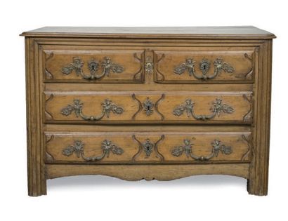 Commode en bois fruitier ouvrant à quatre...