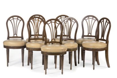 Suite de huit chaises en acajou mouluré à...