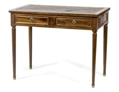 Bureau plat en acajou ouvrant par deux tiroirs...