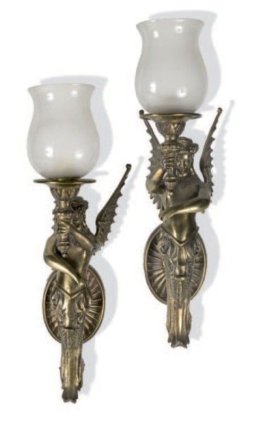 Paire d'appliques en bronze à décor de satires...