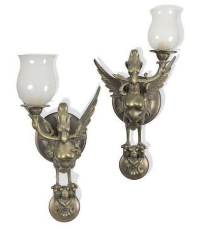 Paire d'appliques en bronze à décor de griffons
Tulipes...