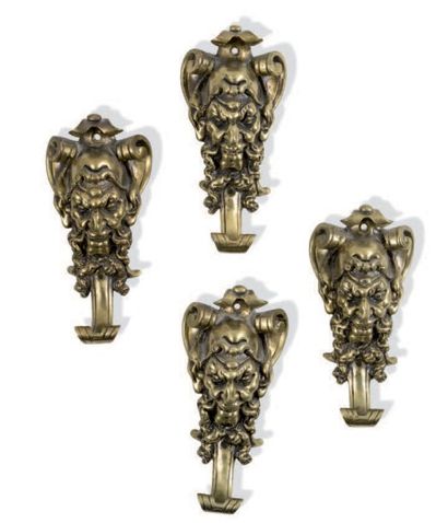 Suite de quatre paternes en bronze à décor...