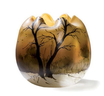 Vase en verre émaillé et peint à divers autonomal...