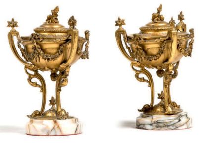 Paire de cassolettes en bronze doré à décor...