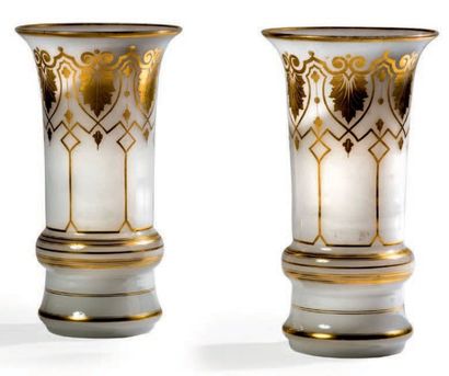 Paire de vases rouleau en opaline blanche...