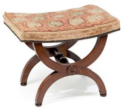 Tabouret en acajou à piétement en X terminé...
