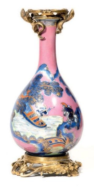 Vase balustre en porcelaine polychrome et...