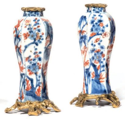 Paire de vases balustre en porcelaine à décor...