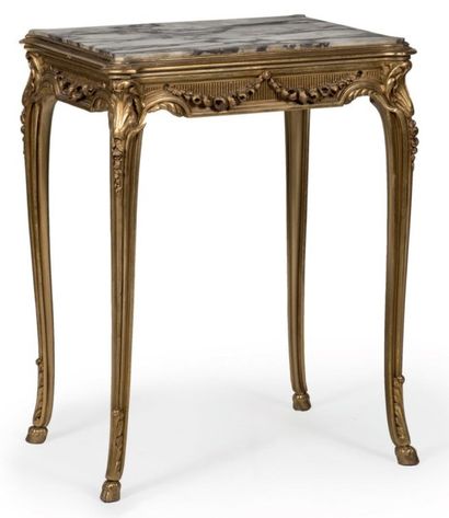 Table à thé en bois sculpté et doré à décor...