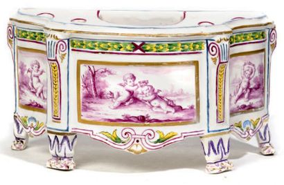 Jardinière en forme de commode demi-lune...