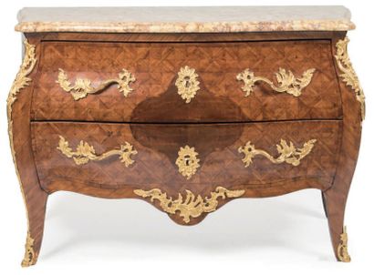 Commode galbée à décor de carrés marquetés...