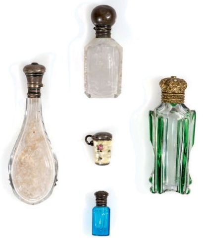 Lot comprenant quatre flacons à sels en verre...