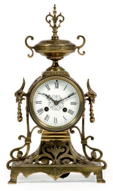 Pendule en bronze verni. Le cadran émaillé...