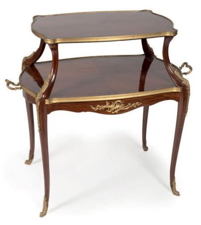 Table à thé de forme galbée en acajou et...