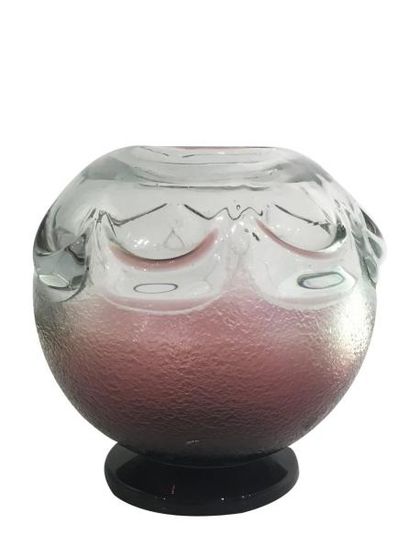 SCHNEIDER

Vase à décor gravé à l'acide.
Signé...