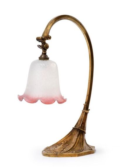 TRAVAIL ART NOUVEAU

Lampe en bronze doré...