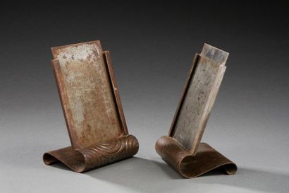 EDGAR BRANDT (1880-1960)

Paire de porte-photo...