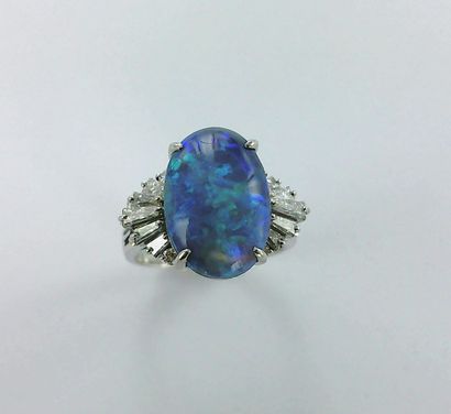 Platinum ring set with an Australian black...