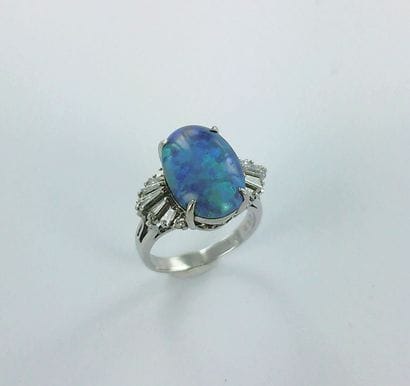 Platinum ring set with an Australian black...