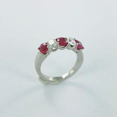 Bague platine sertie de trois rubis (environ...