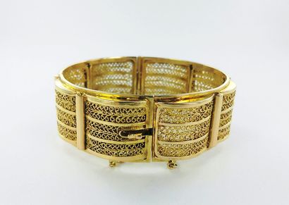 Wide 750-th gold bracelet with a fluted design...