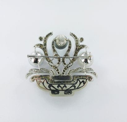 Broche or gris 585 millièmes ornée de trois...