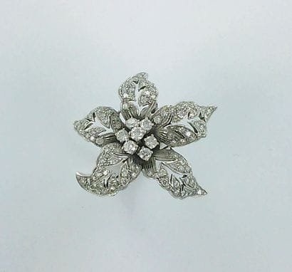 Bague Fleur or gris 750 millièmes sertie...