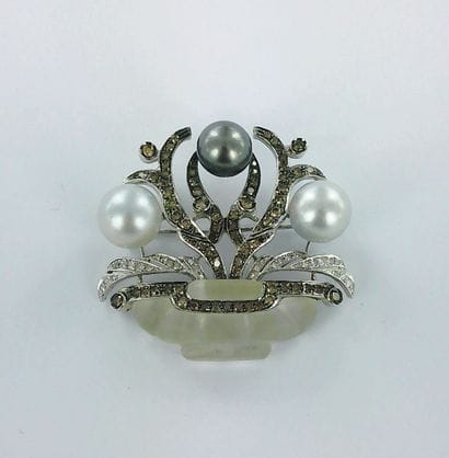 Broche or gris 585 millièmes ornée de trois...