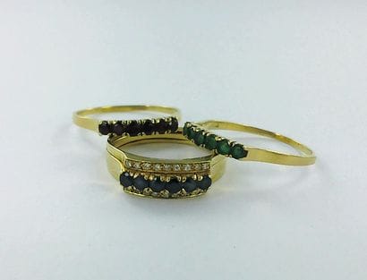Set of three 750-th gold rings, partially...