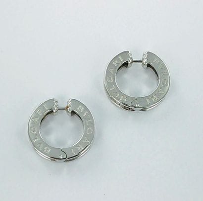BULGARI.
Paire de boucles d'oreilles or gris...