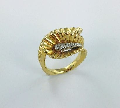 Bague or 750 millièmes, les deux motifs sertis...