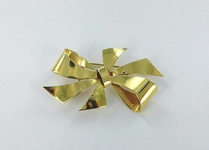 585-thousandths gold bow brooch.
Weight:...