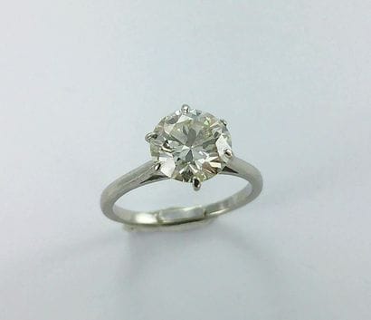 Bague or gris 750 millièmes sertie d'un brillant...