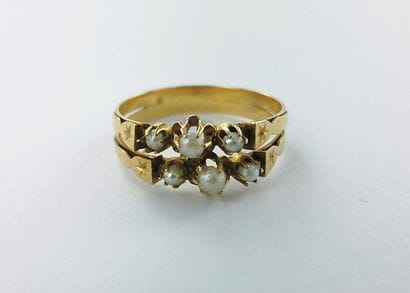 Set of two small 750-th gold rings, consisting...