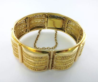 Wide 750-th gold bracelet with a fluted design...