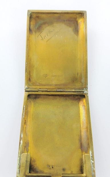 Two 375-th gold cases.
Gross weight: 68.8...