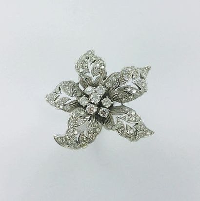 Bague Fleur or gris 750 millièmes sertie...