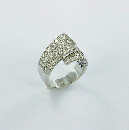 Bague or gris 750 millièmes sertie d'un pavage...