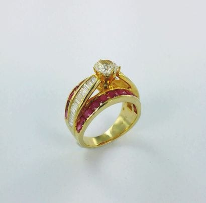 Bague or 585 millièmes sertie d'un diamant...
